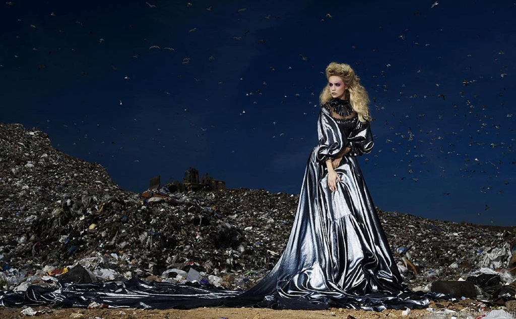 SILVER COUTURE WALLPAPER   (