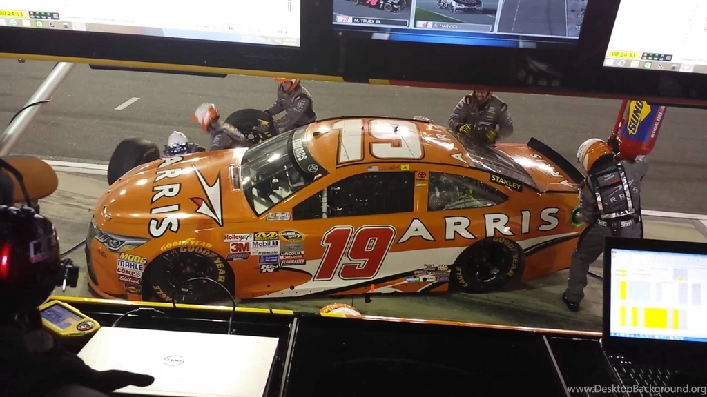 Pit Crew Changes Carl Edwards Tires YouTube