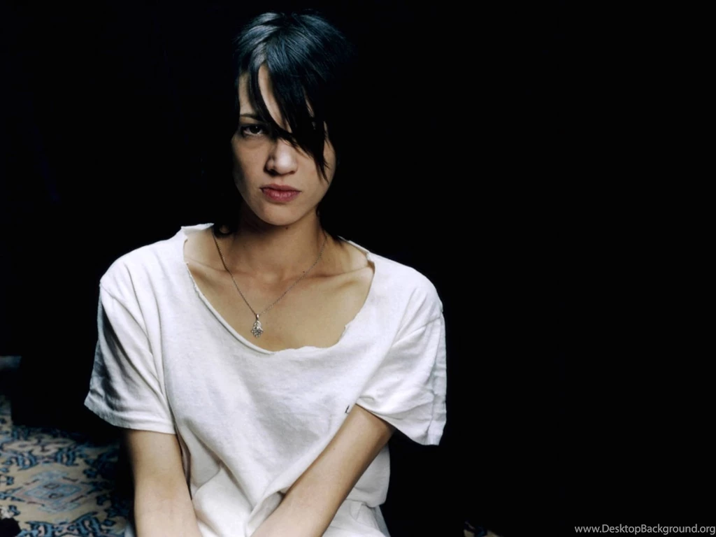 Asia Argento Hot Sizzling Photo Wallpapers