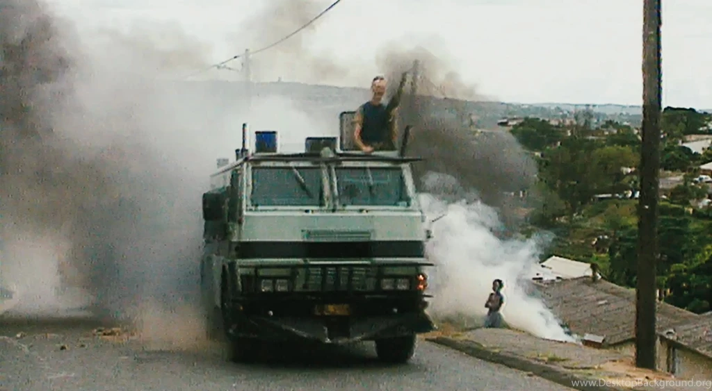 District 9 Wallpapers Alien Motherships Guns Helicopters ...