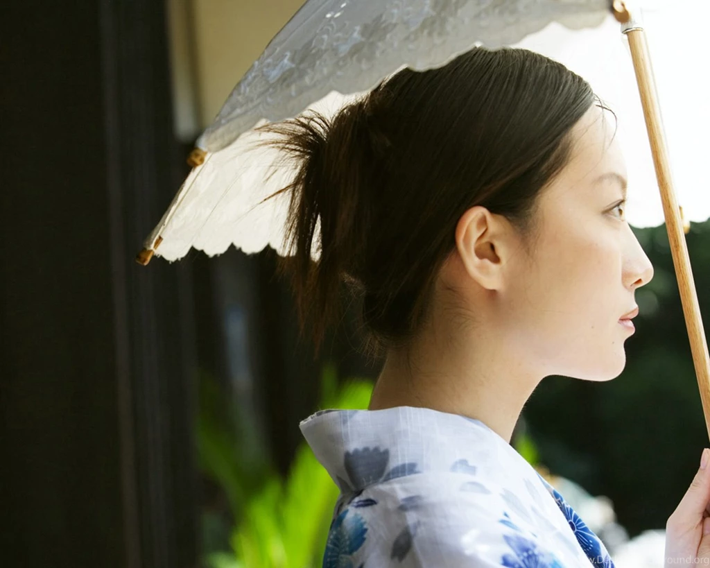 Download Beautiful Woman Wearing A Japanese Kimono Wallpapers ...