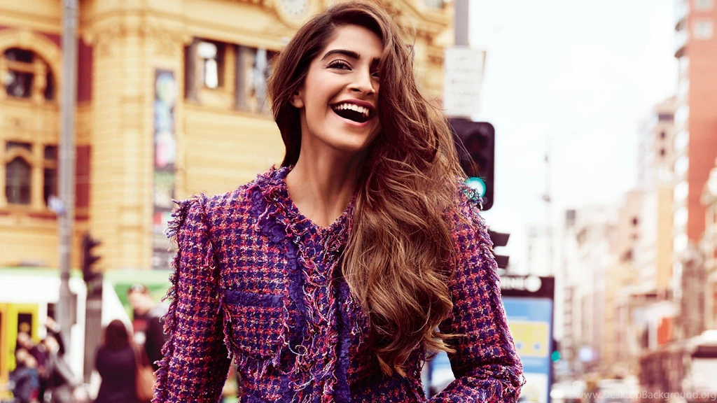 Sonam Kapoor Cute Smile Wallpapers