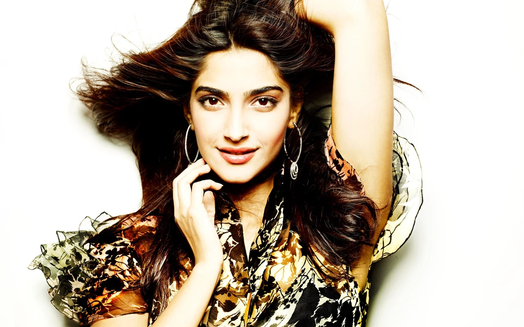 Actress Sonam Kapoor Wallpapers