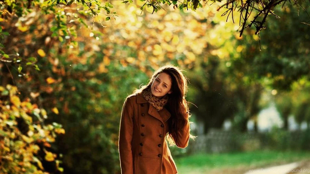 LOVELY SMILING GIRL WALLPAPER   (