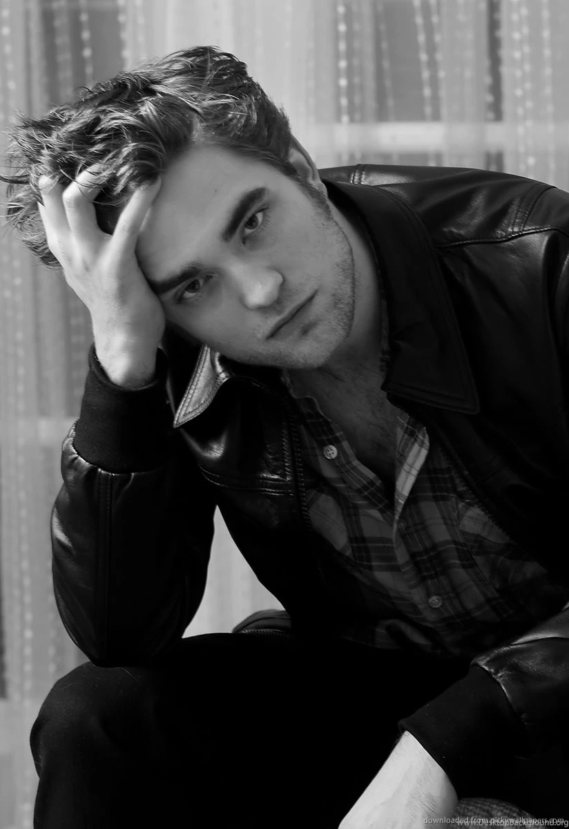 Download Robert Pattinson Rests His Head On His Hand Screensaver ...