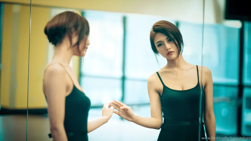 2560x1440 Girl Mirror Wallpapers