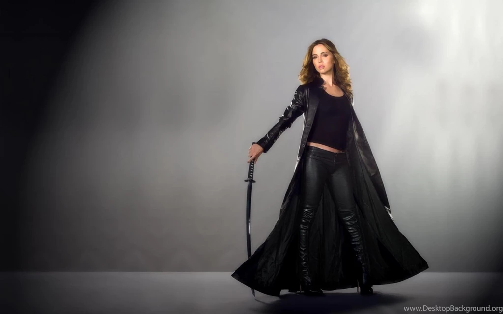 ELIZA DUSHKU WALLPAPER (