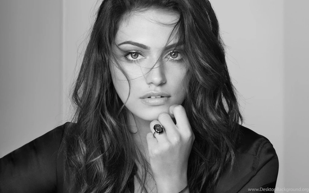 Actress Model Girl Phoebe Tonkin Portrait