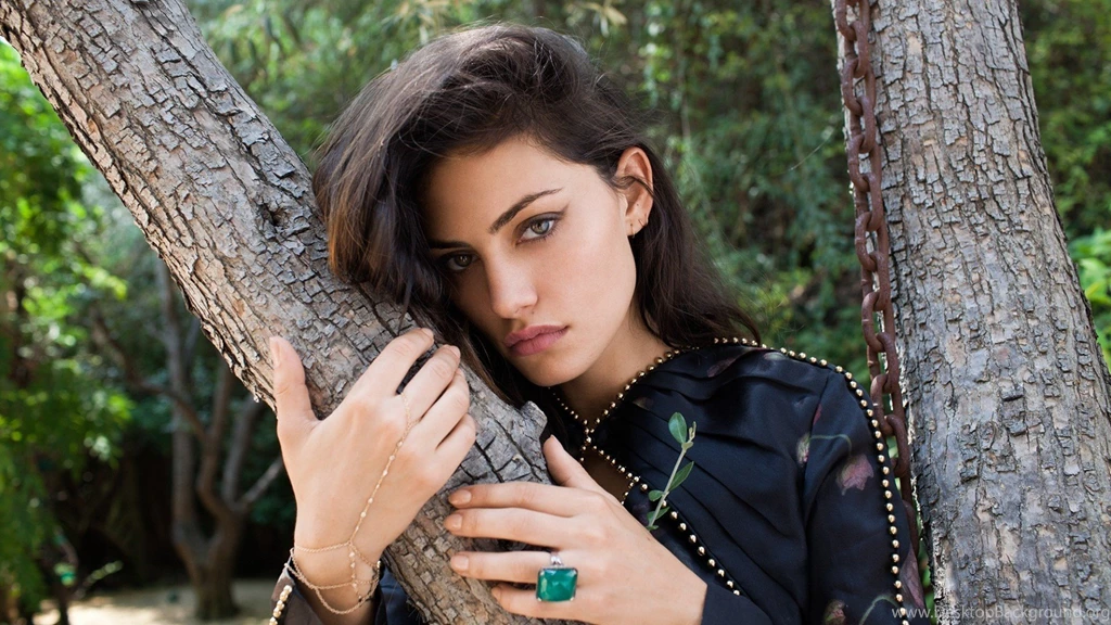 Awesome Phoebe Tonkin Wallpapers