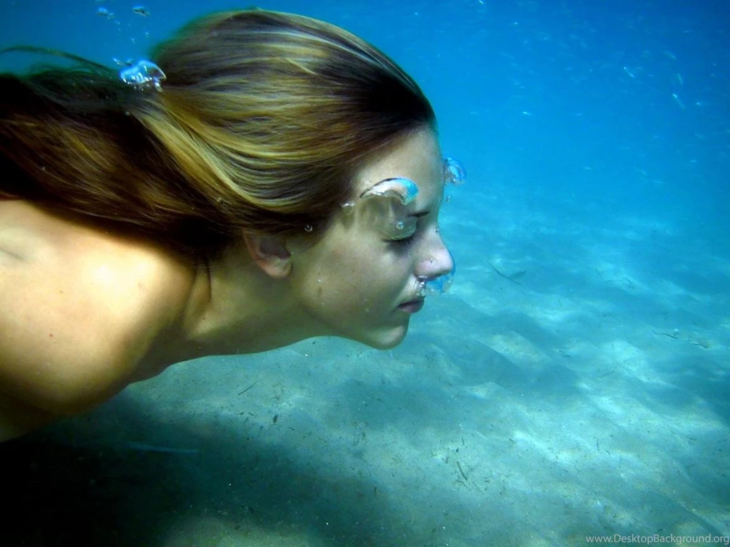 Beautiful Women Diving Under The Sea Wallpapers