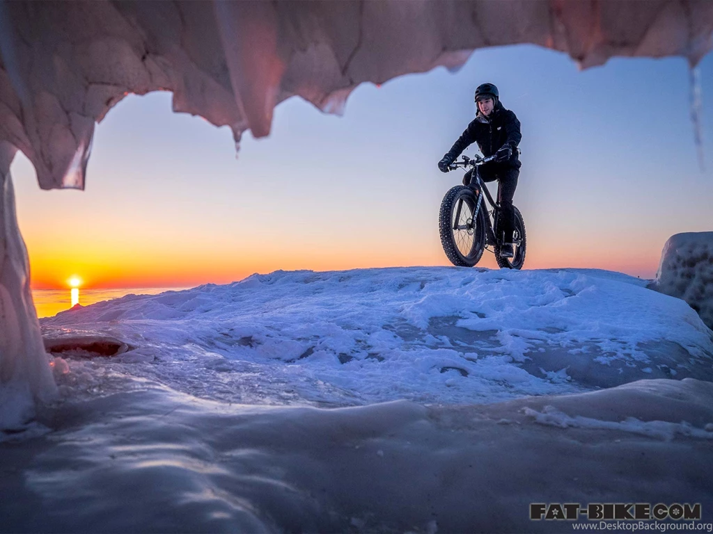 Wallpapers Wednesday – Blackhawk On An Icy Pier