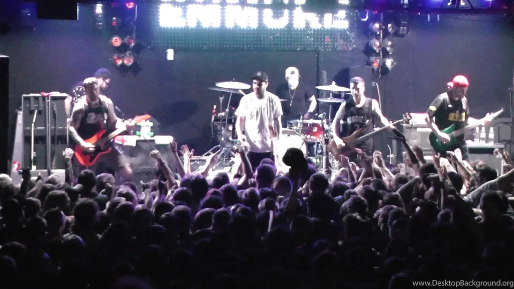 EMMURE Frankie Gets Electroshocked On Stage In Moscow, Russia ...