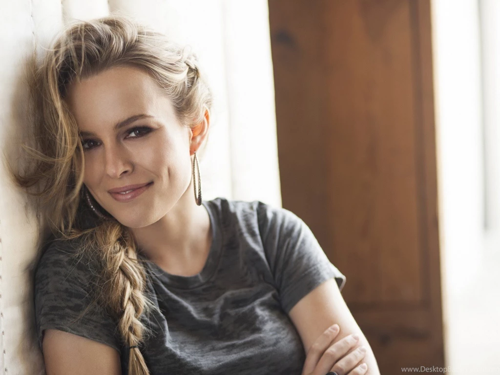 Beautiful Ladies Post, Bridgit Mendler Smiling, Blonde Hair And ...