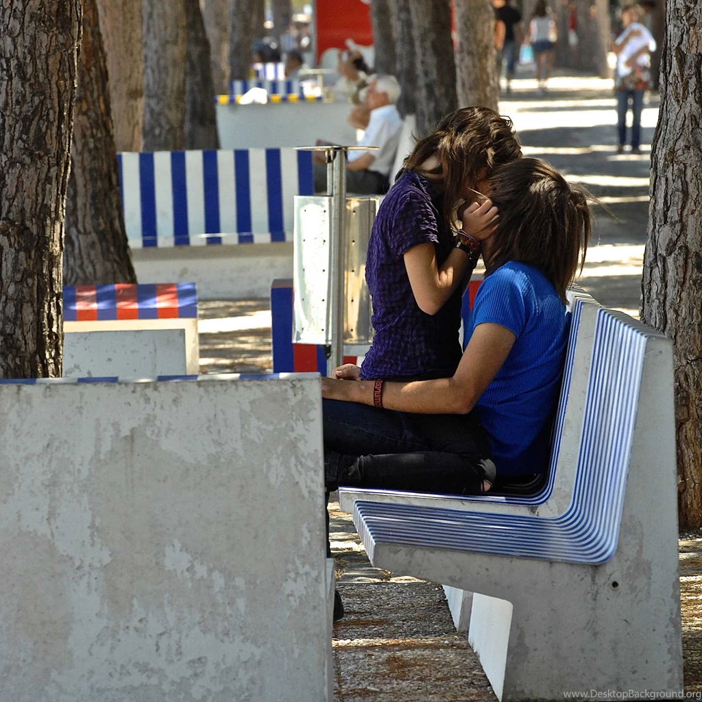 18+ Kissing Pictures Of Love Couple