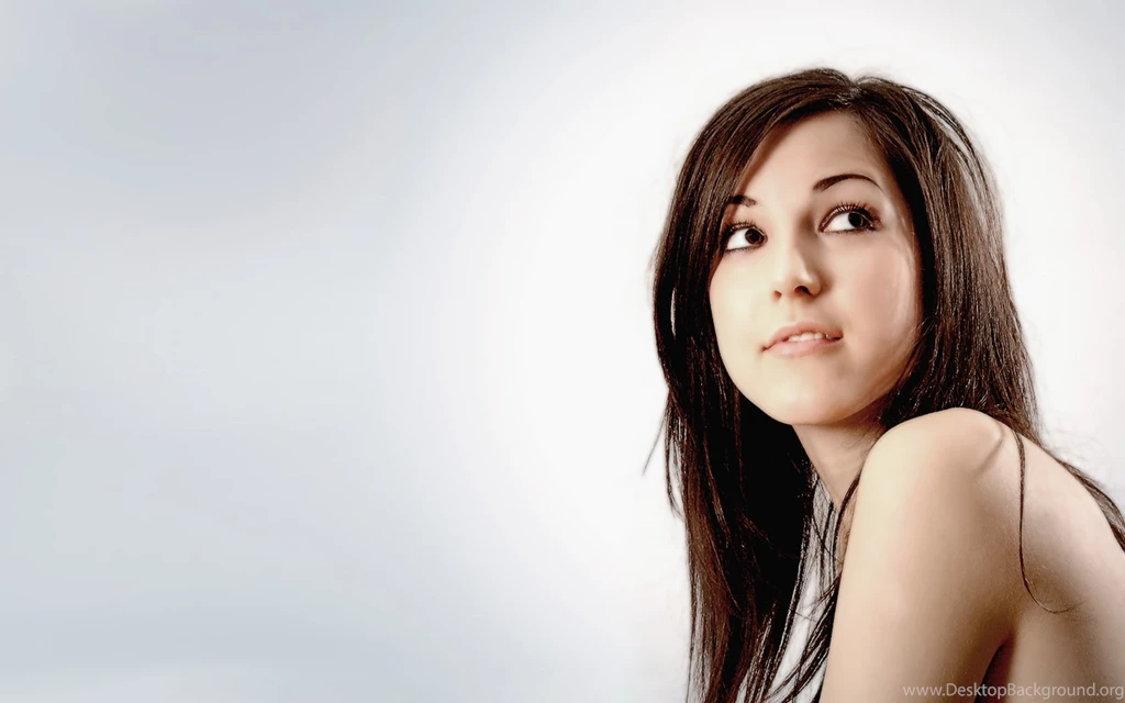 Everything The Girl Has Is Perfect, Setting Is Simple And Easy ...