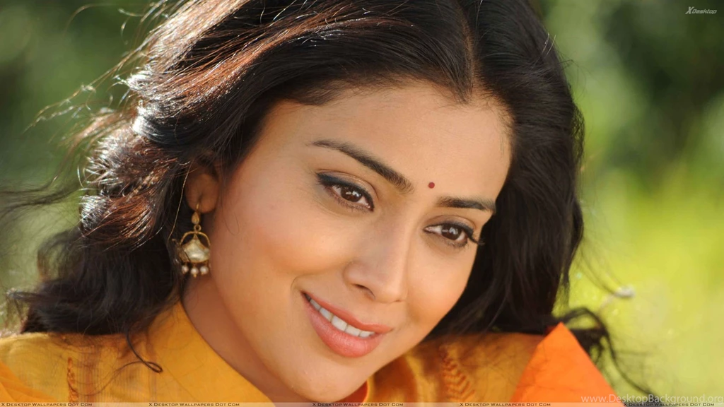 Shriya Saran Smiling Sweet Face Closeup Wallpapers