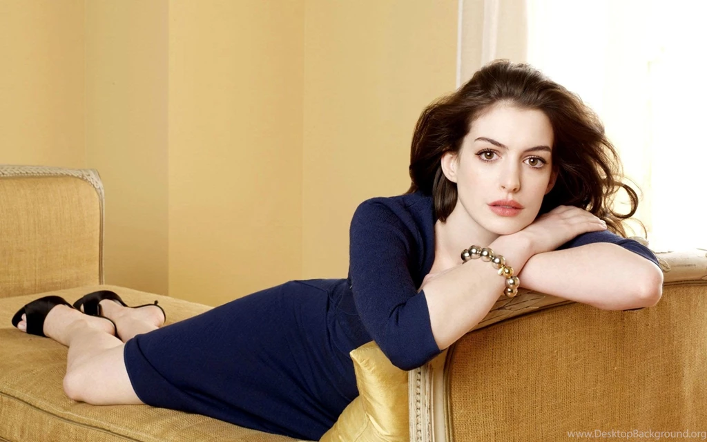 Beautiful American Hollywood Actress Anne Hathaway In Blue Dress ...