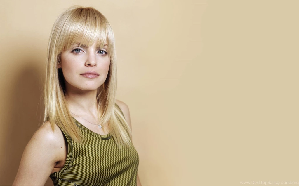 Beautiful Mena Suvari Wallpapers