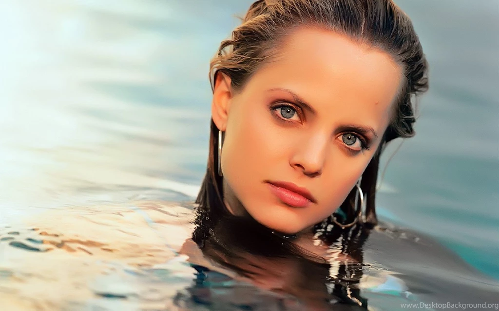 HQ Mena Suvari Wallpapers