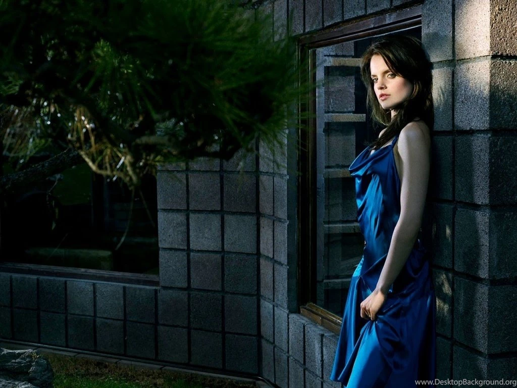 Awesome Mena Suvari Wallpapers