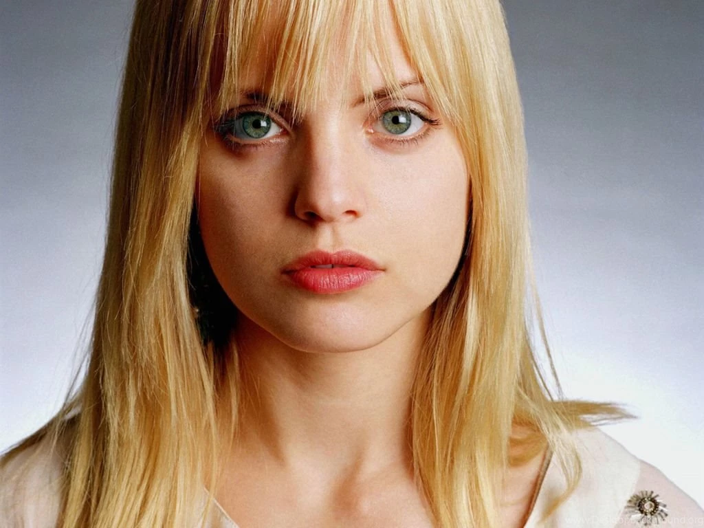 Mena Suvari HD Desktop Wallpapers