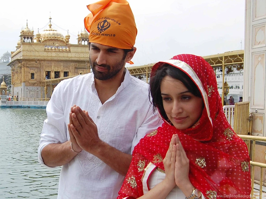Aditya roy kapoor and shraddha kapoor at temple nice wallpaper 2048x1536.jpg