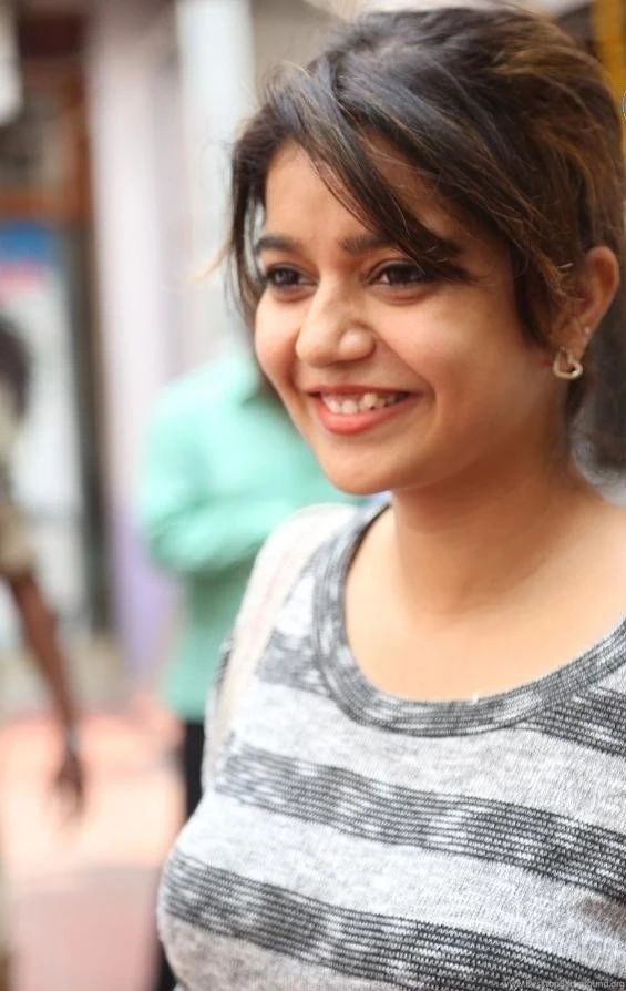 Swathi New Cute Smile Stills,Color Swathi Reddy Latest Images ...