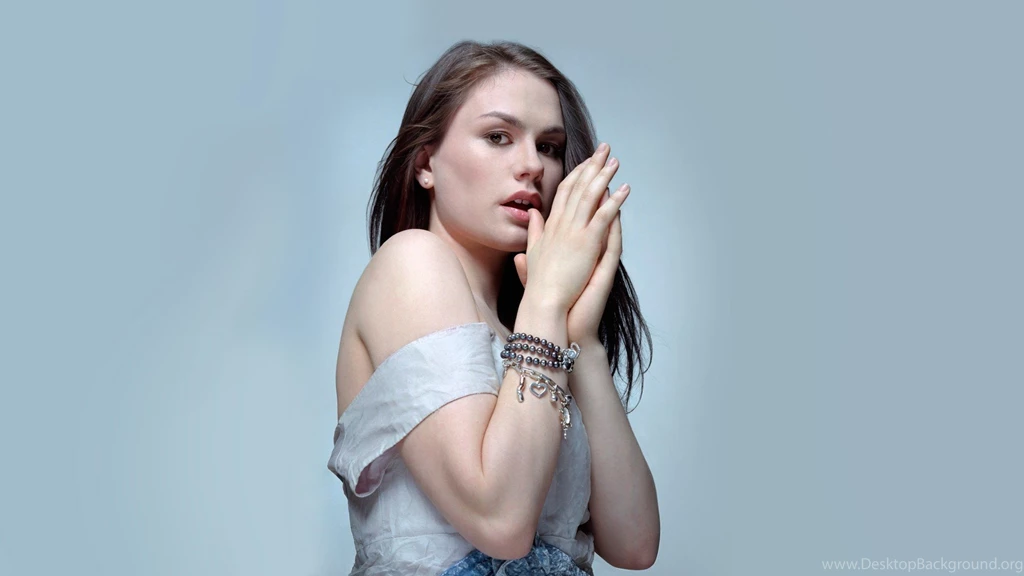 Hot HD Anna Paquin Wallpapers