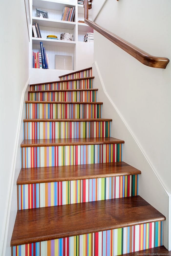 16 Fabulous Ideas That Bring Wallpapers To The Stairway