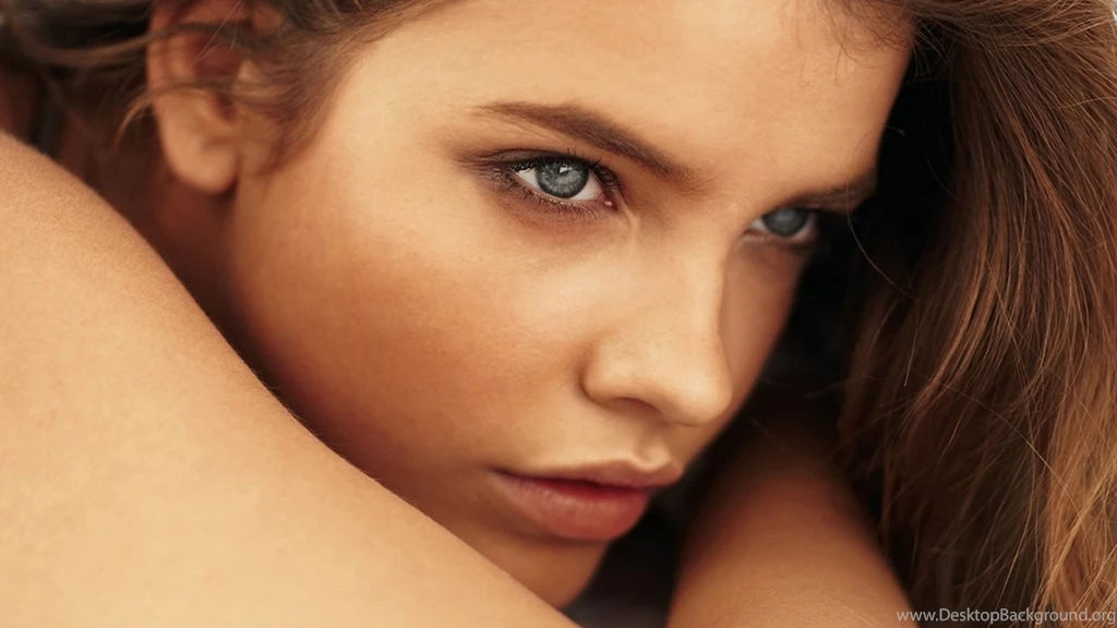 1600x900 Palvin Barbara Face Wallpapers