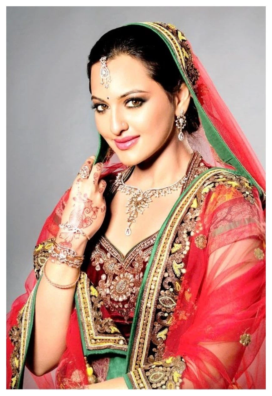 Sonakshi Sinha Bollywood Star HD Wallpapers Pics