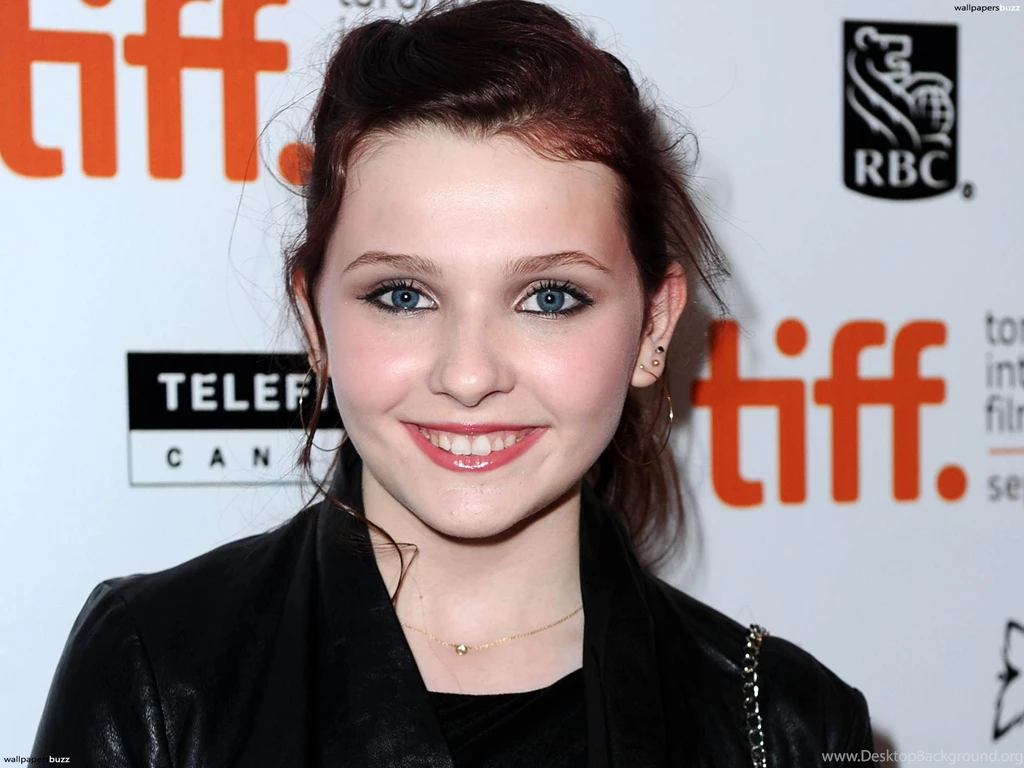 Abigail Breslin Smiling HD Wallpapers