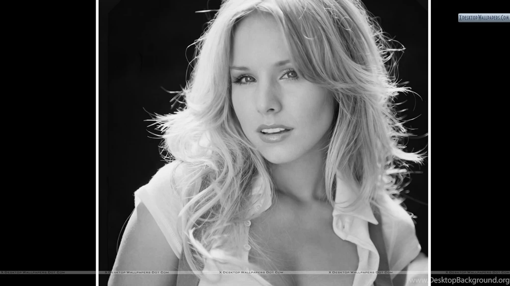 Kristen Bell Smiling Pose At Opening Store In Las Vegas Wallpapers