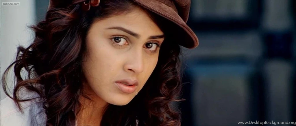 Genelia D'souza Wallpapers In Happy Images