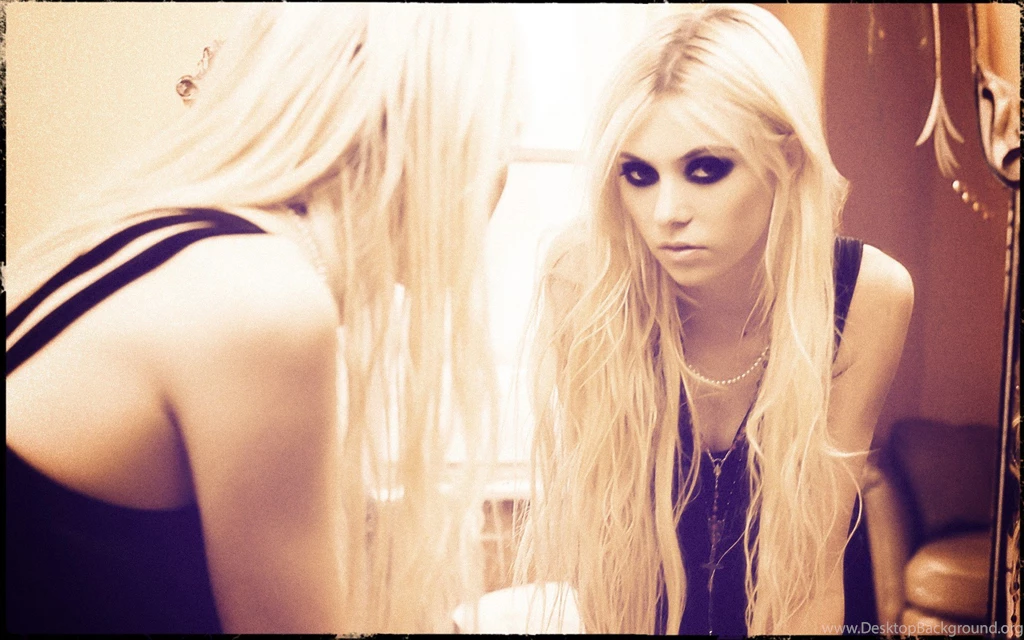 Taylor Momsen Wallpapers