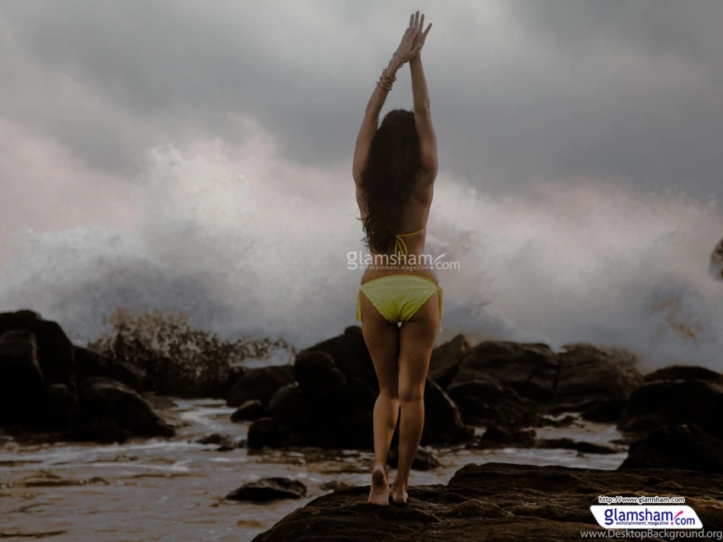 Butt Flaunting Bollywood Beauties   Glamsham