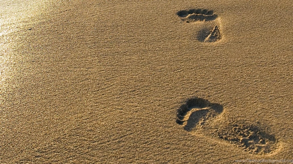 FOOTSTEPS ON THE BEACH WALLPAPER (