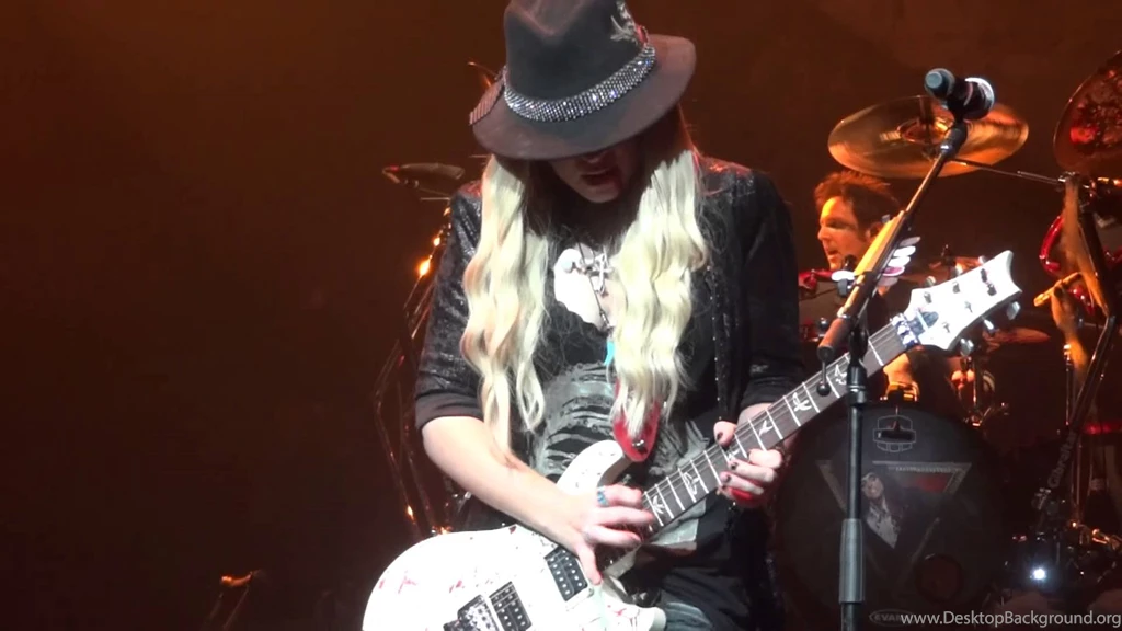 Orianthi Guitar Solo (partial) At Alice Cooper Gibson ...