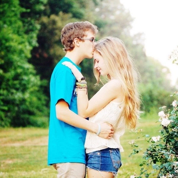 2 молодые девушки и парень. Подростковая влюбленность. Фотосессия с парнем. Летний поцелуй. Парень и девушка.