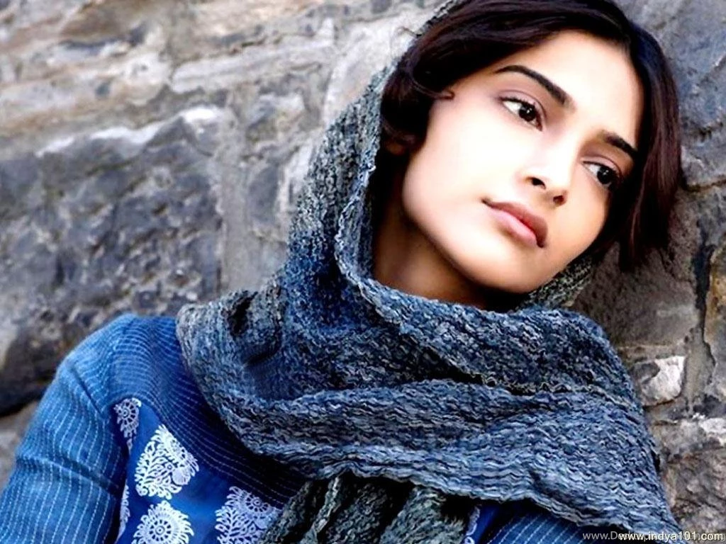 SONAM KAPOOR HOT CUTE NAVEL SHOW BIKINI SHORT DRESS SAREE ...