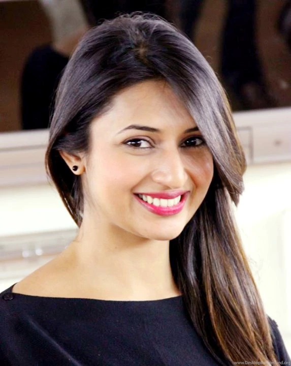 Smiling wallpapers of divyanka tripathi from yeh hai mohabbatien 10153.jpeg