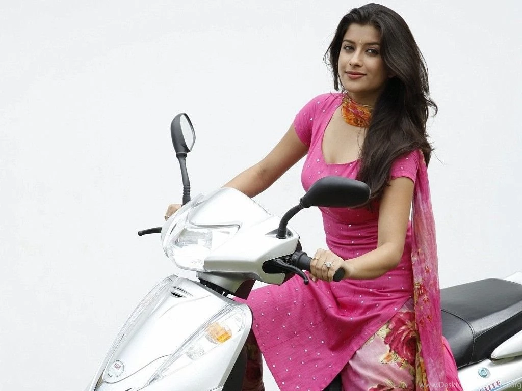Full View And Download Madhurima Hot South Indian Actress Wallpapers