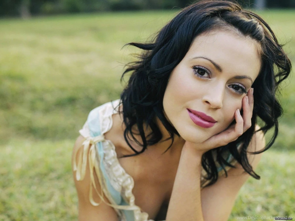 Alyssa Milano Height, Weight, Measurements, Bra Size, Waist, Hips