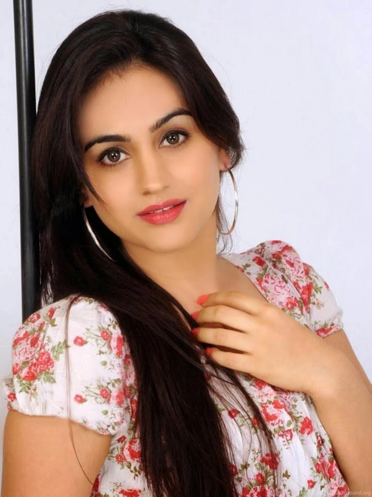 Actress Aksha Pardasany Cute Wallpapers