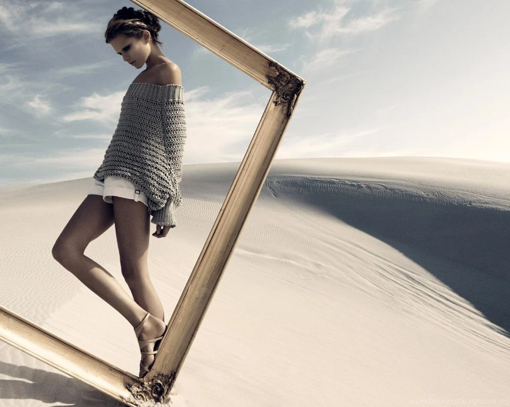 Mirror Frame Desert Girl Wallpapers