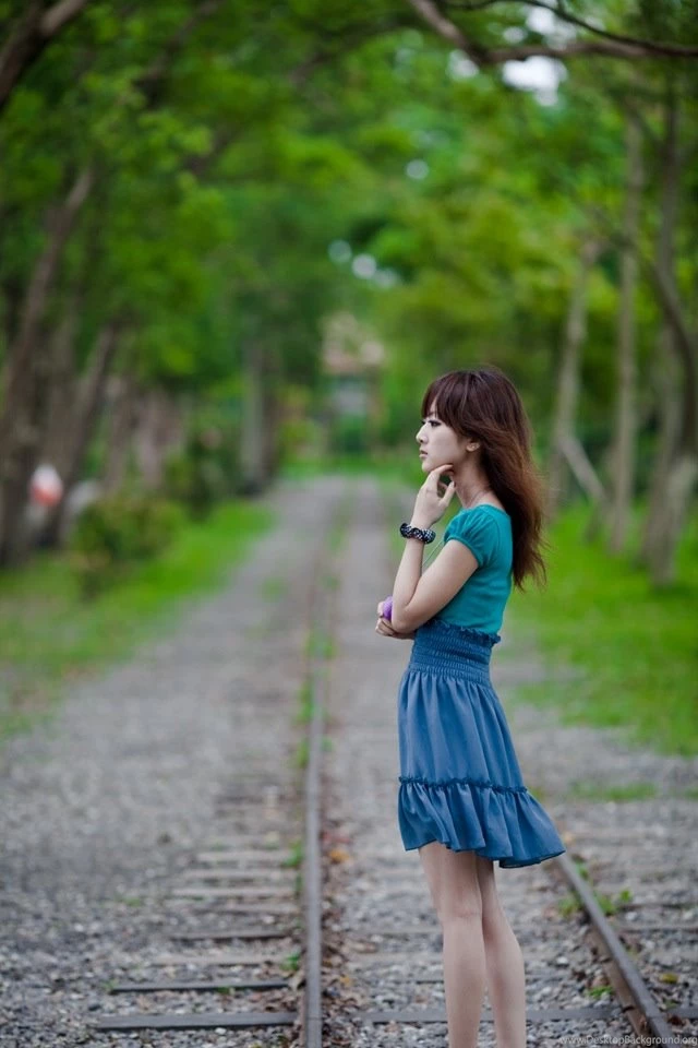 Sweet Girl iPhone 4s Wallpapers Download