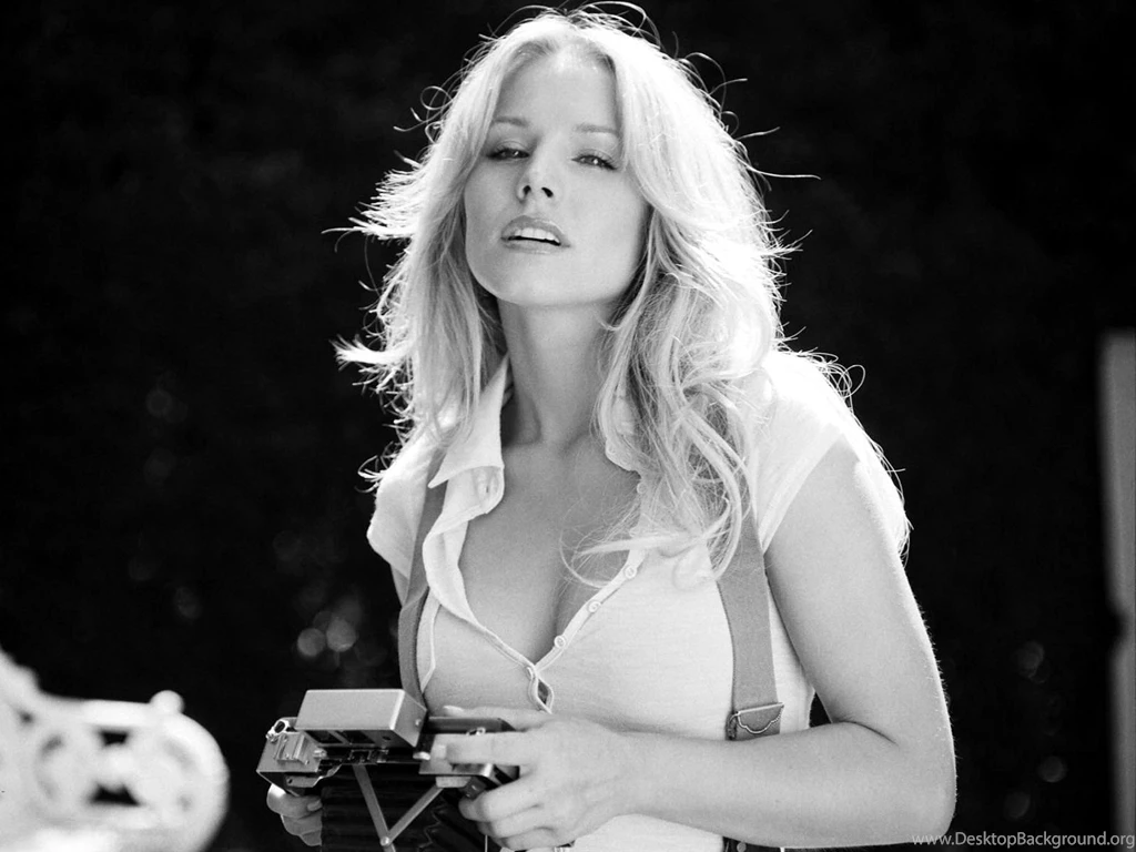 Monochrome, Cleavage, Kristen Bell Wallpapers HD / Desktop And ...