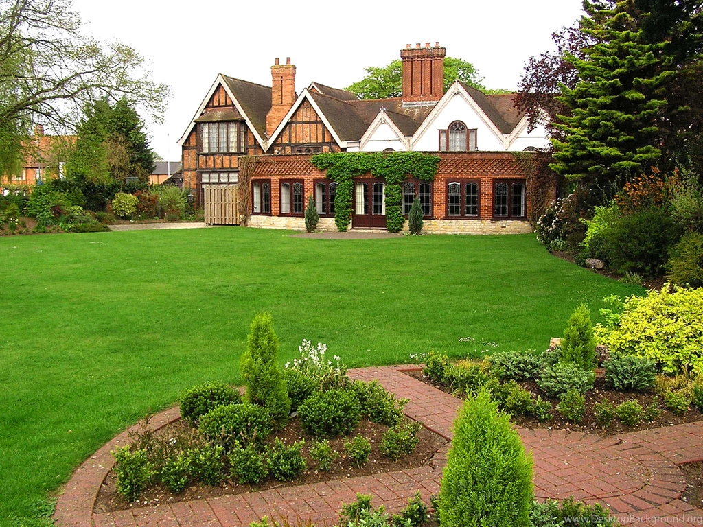 Beautiful Home With Landscaping Gardens