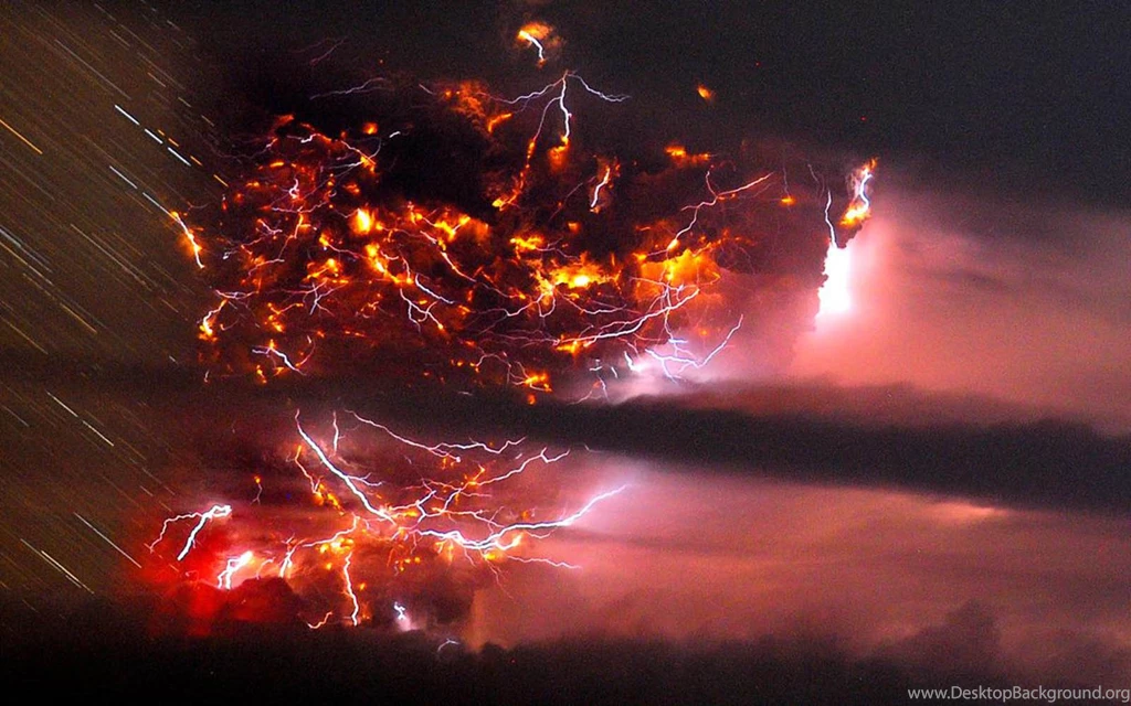 Wallpaper: Volcano Erupts