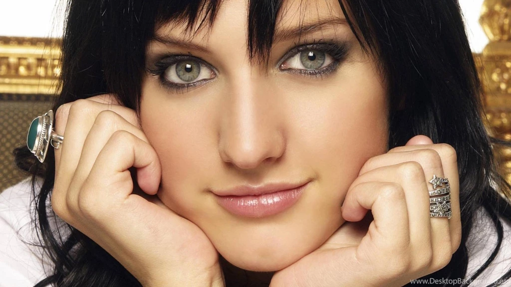 ASHLEE SIMPSON WALLPAPER   (